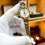 Curren Blanche 9094 women's gold-tone watch with white dial and round stainless steel bracelet.
